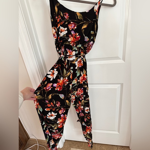 Floral romper / Pantsuit Size Small - Picture 2 of 6
